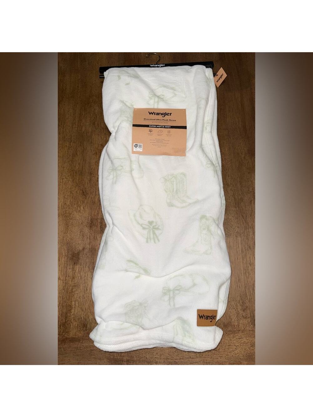 NEW WRANGLER OVERSIZED ULTRA PLUSH THROW 60x70 WHITE PALE SAGE GREEN HATS BOOTS